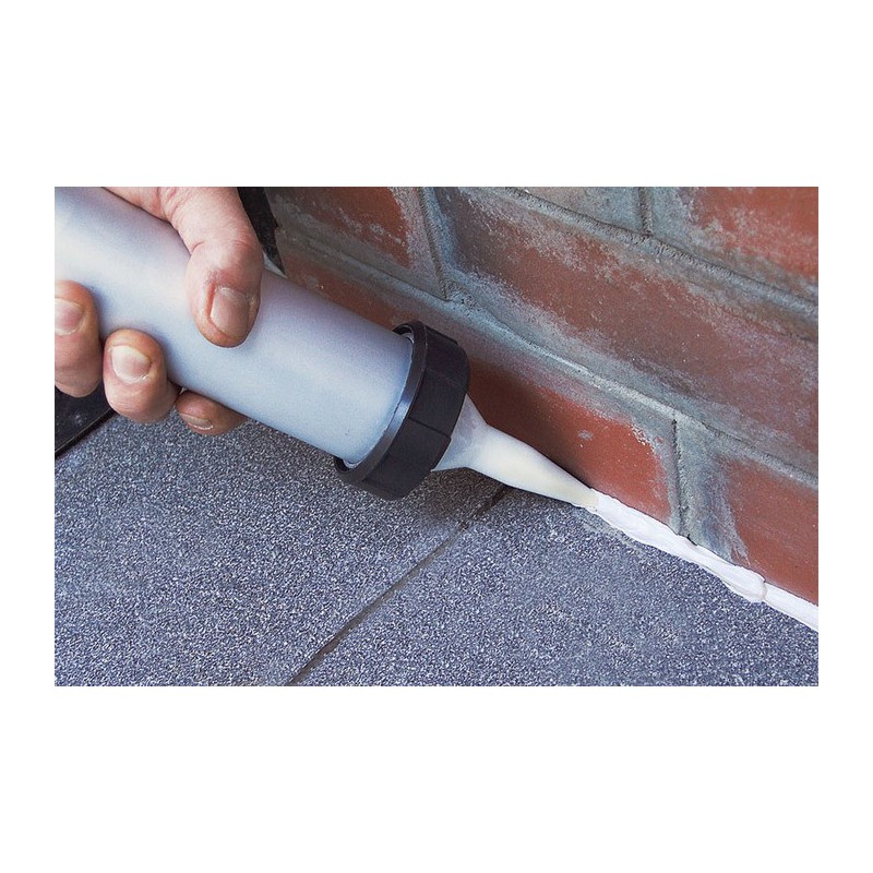 Solin de toiture : joint au mastic polyuréthane à la jonction entre la toiture et le mur
