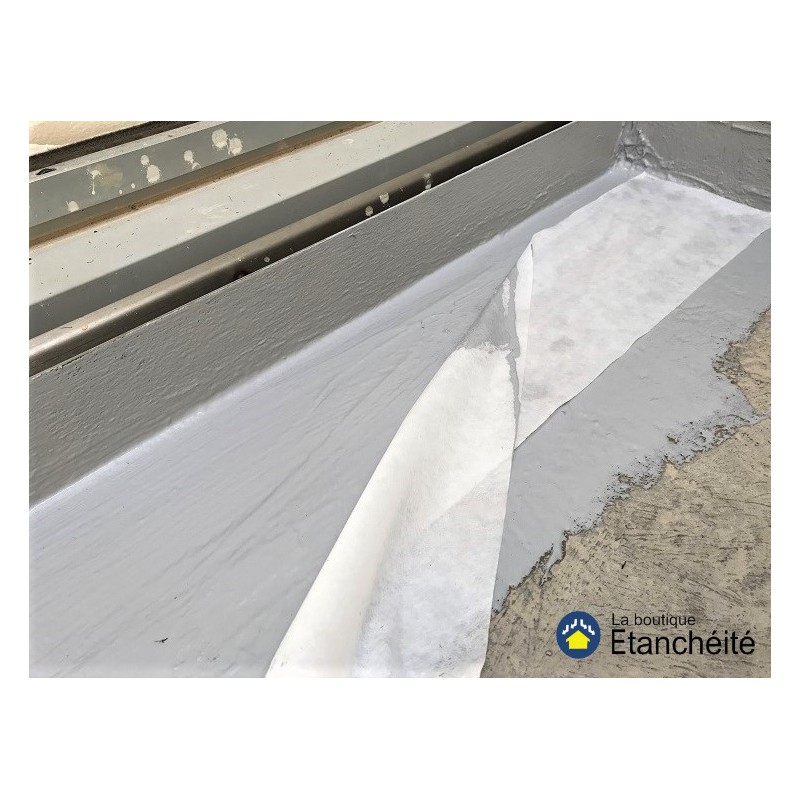 Toile de renfort noyée dans la résine sur l'angle d'un solin de toiture