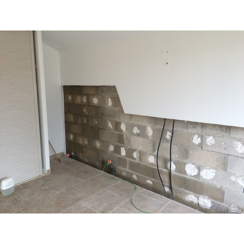 Application d'une résine contre les infiltrations en contre-pression sur un mur de soubassement
